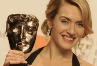 Kate Winslet posa con su BAFTA como mejor actriz por "The Reader"